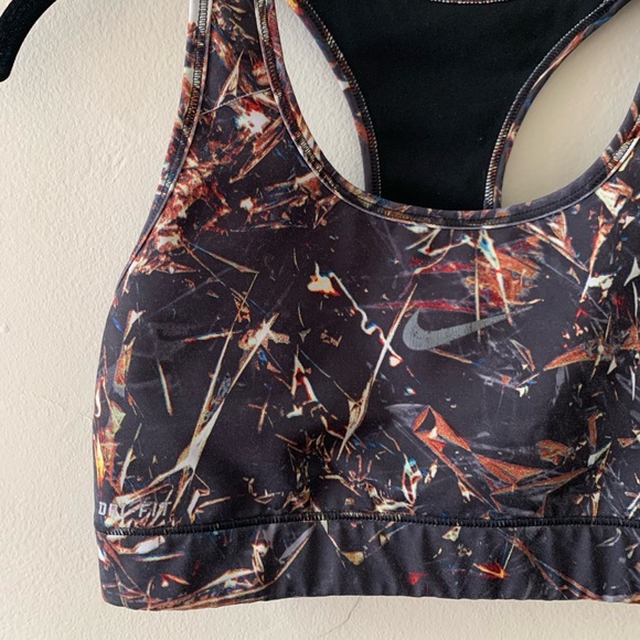 Nike patterned sports bra with medium support - Picture 2 of 5